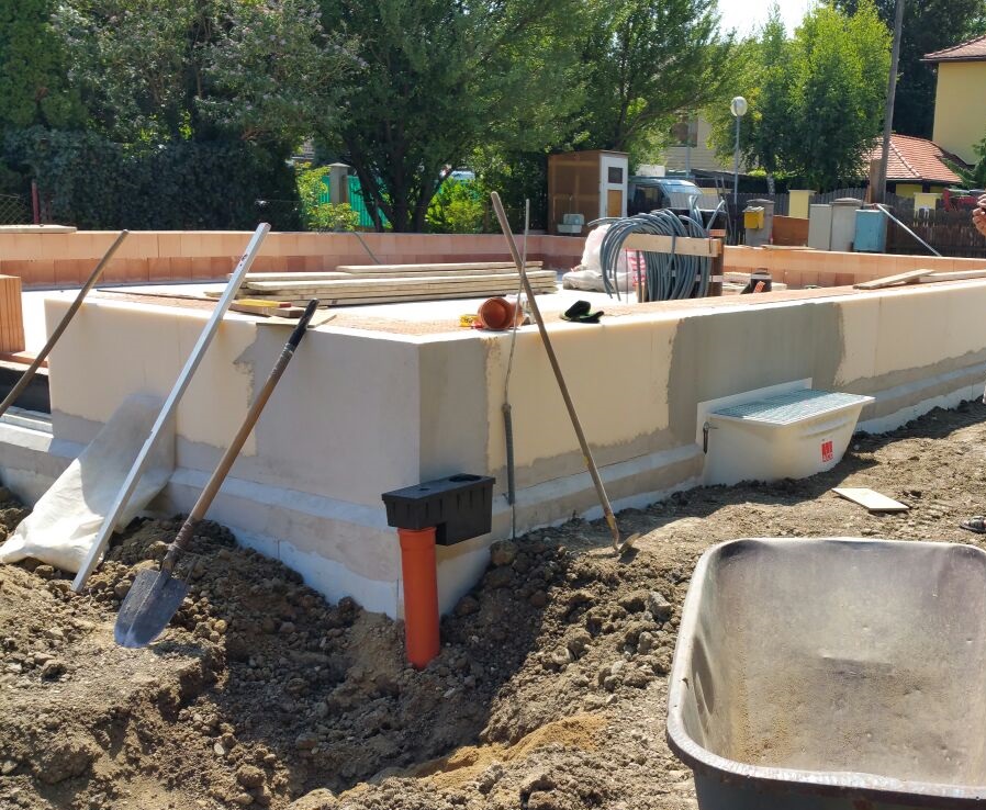 Fundamente und Mutterboden abtragen